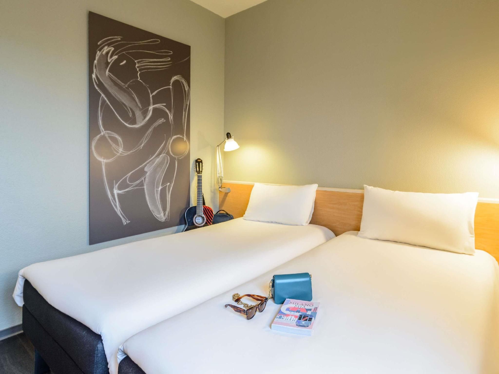 ibis Milano Centro Standard Room with twin beds