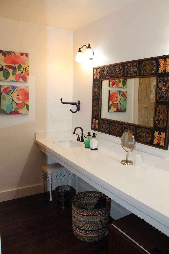 Merritt House Hotel Standard, One King Bed 7