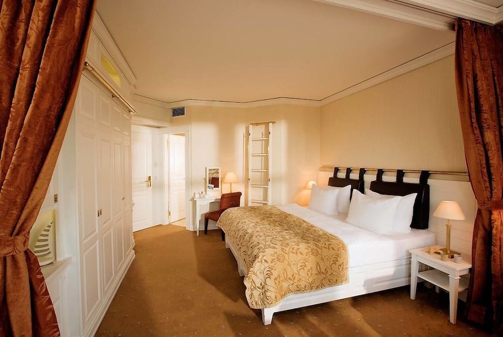 Yachthafenresidenz Hohe Duene Skippers Cabin Park view 2