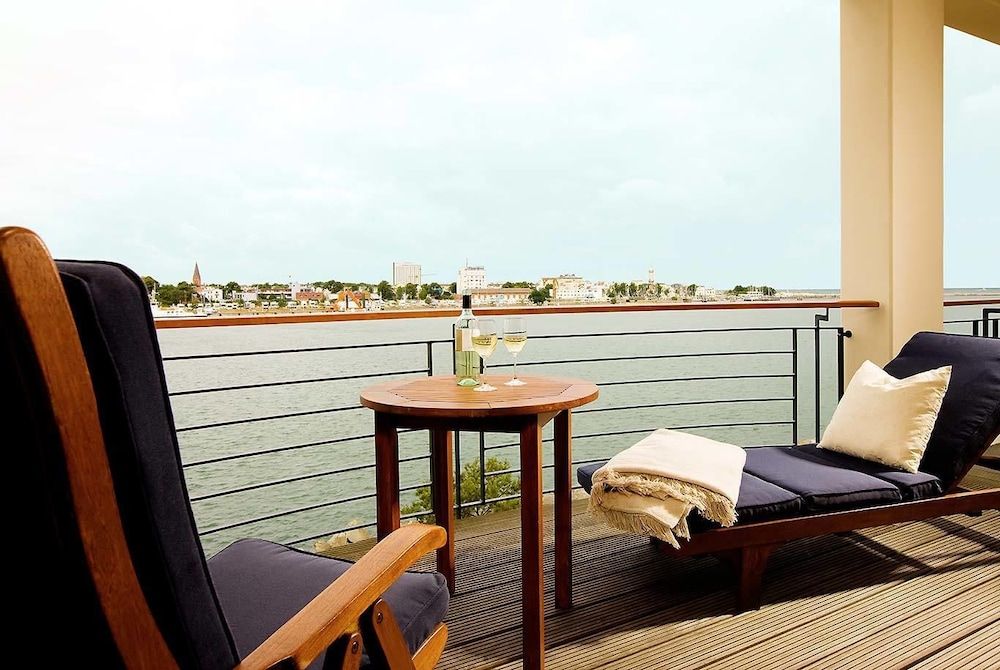 Yachthafenresidenz Hohe Duene Sailors Cabin water view 2