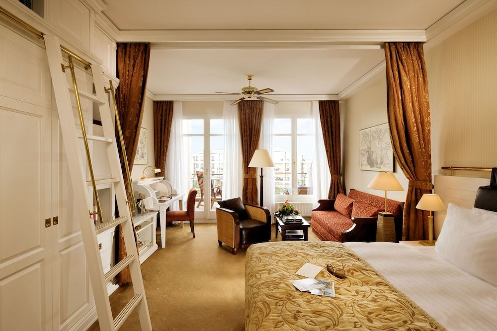 Yachthafenresidenz Hohe Duene Skippers Cabin Park view