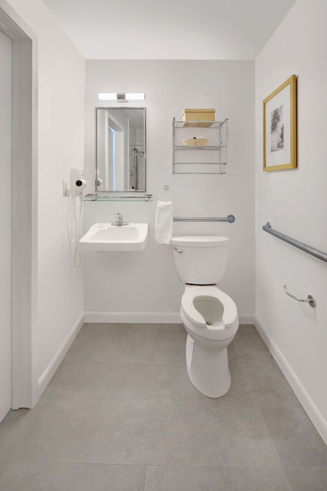 MB Hotel, Trademark Collection by Wyndham Room, 1 King Bed, Accessible, Non Smoking (Roll-In Shower) 5