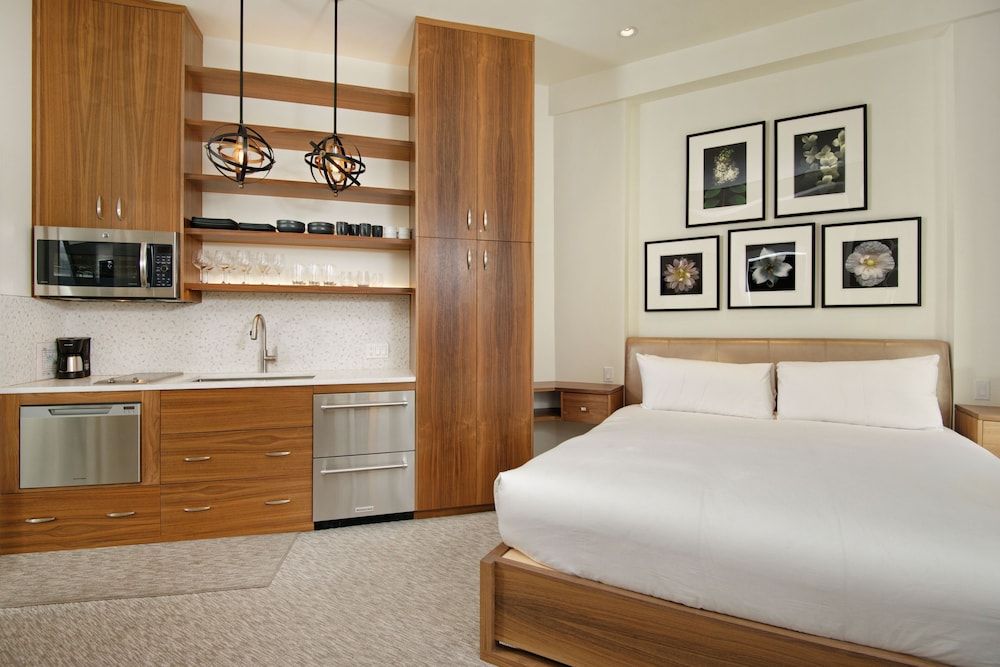 Premier Room, 1 King Bed, Kitchenette (212)