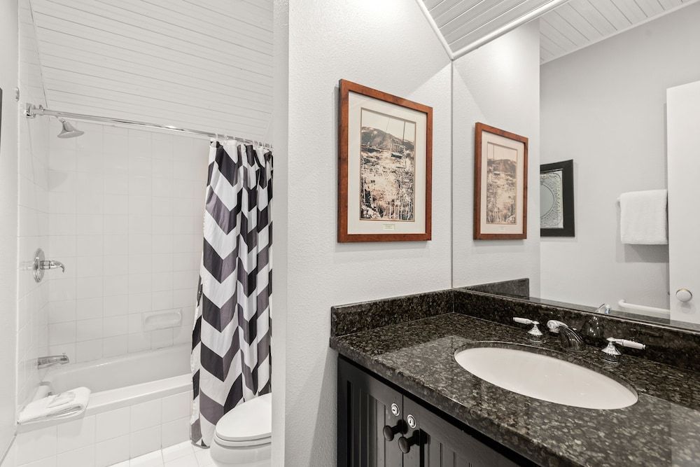 Premier Room, 1 King Bed, Kitchenette, Mountain View (303)