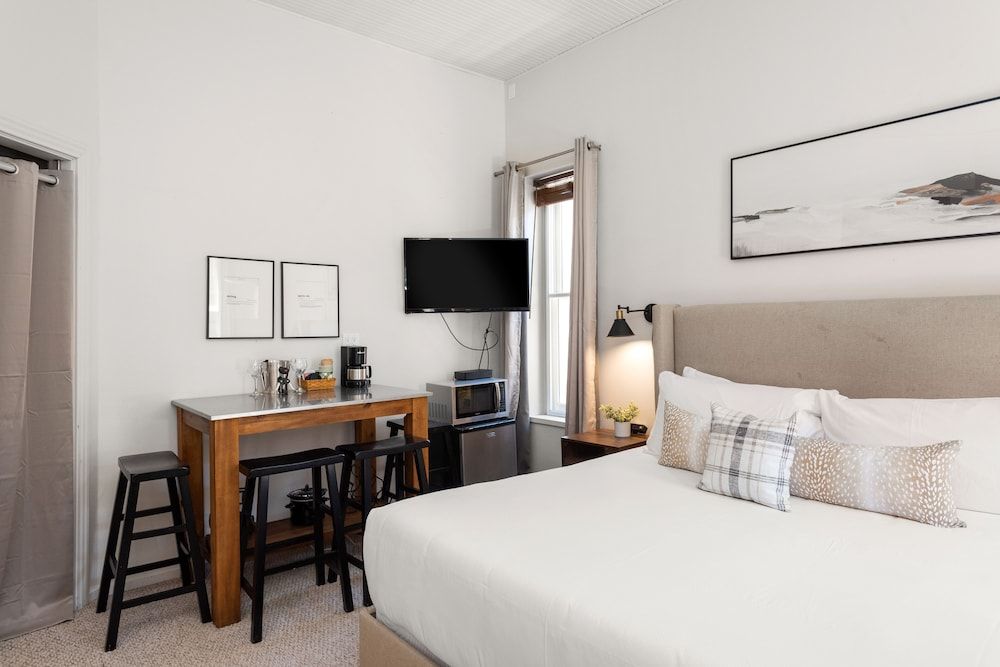 Deluxe Room (211)