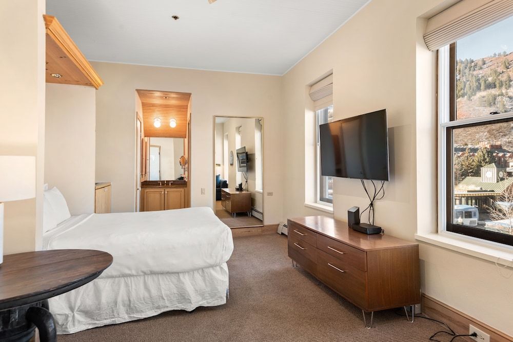 Standard Room, Mountain View (300)