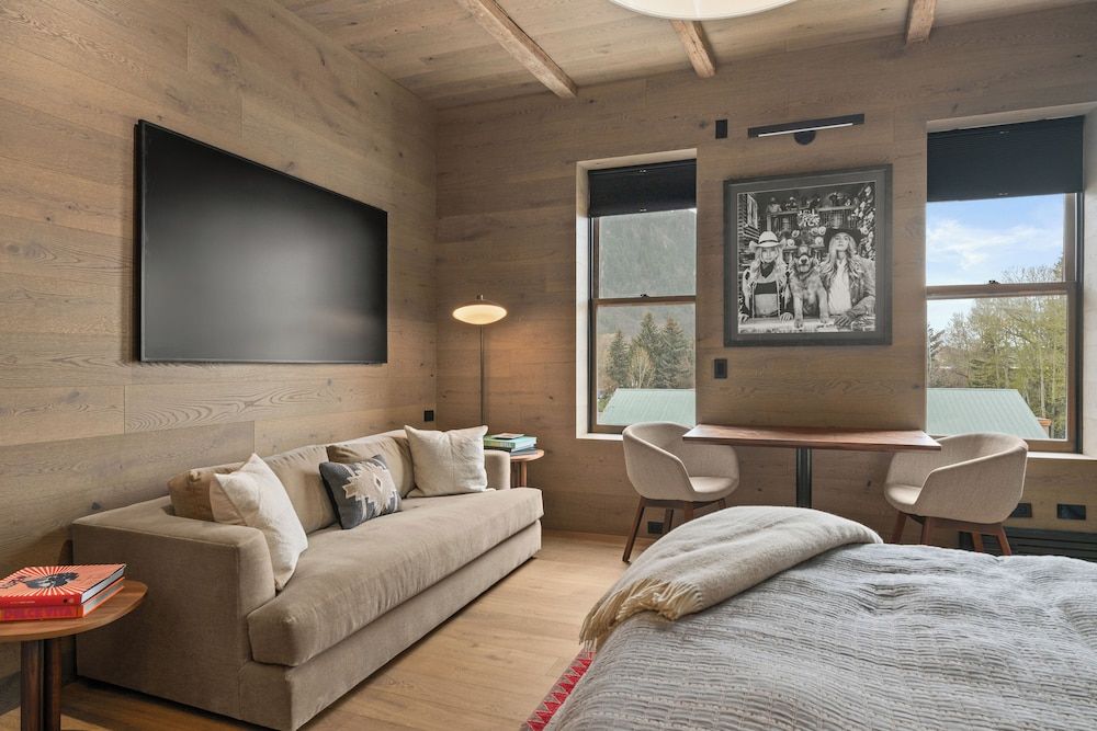 Independence Square Lodge by Frias Deluxe Room, 1 Queen Bed, Mountain View (301) 9