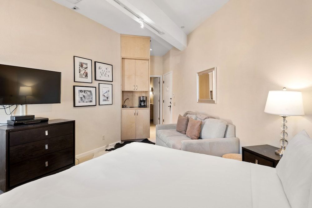 Deluxe Room, Mountain View (304)