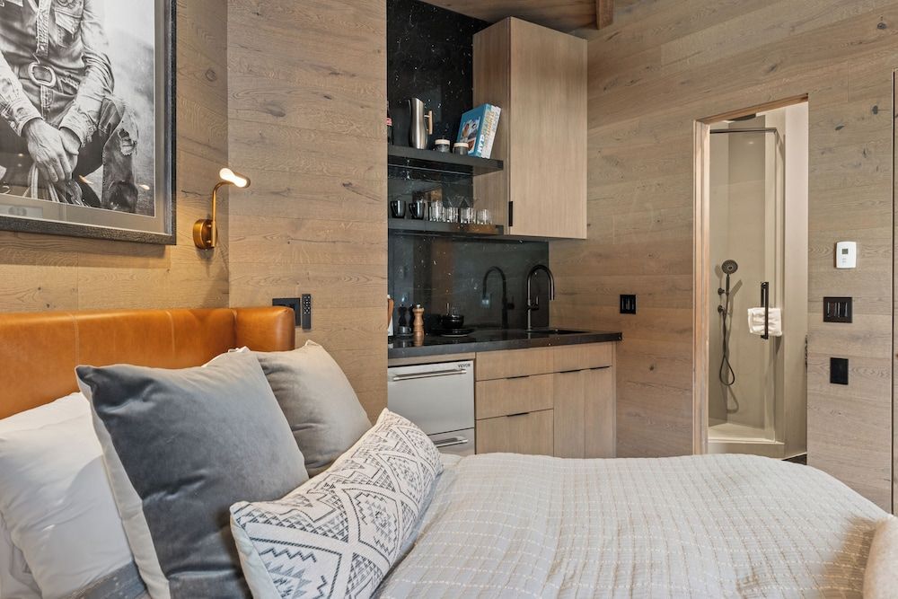 Independence Square Lodge by Frias Deluxe Room, 1 Queen Bed, Mountain View (301) 10