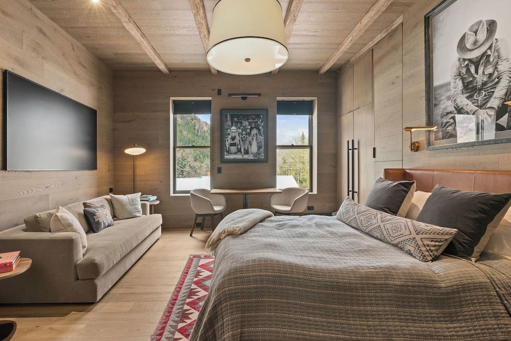 Independence Square Lodge by Frias Deluxe Room, 1 Queen Bed, Mountain View (301)