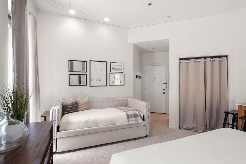 Deluxe Room (211)