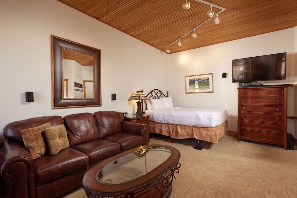 Deluxe Room (306)