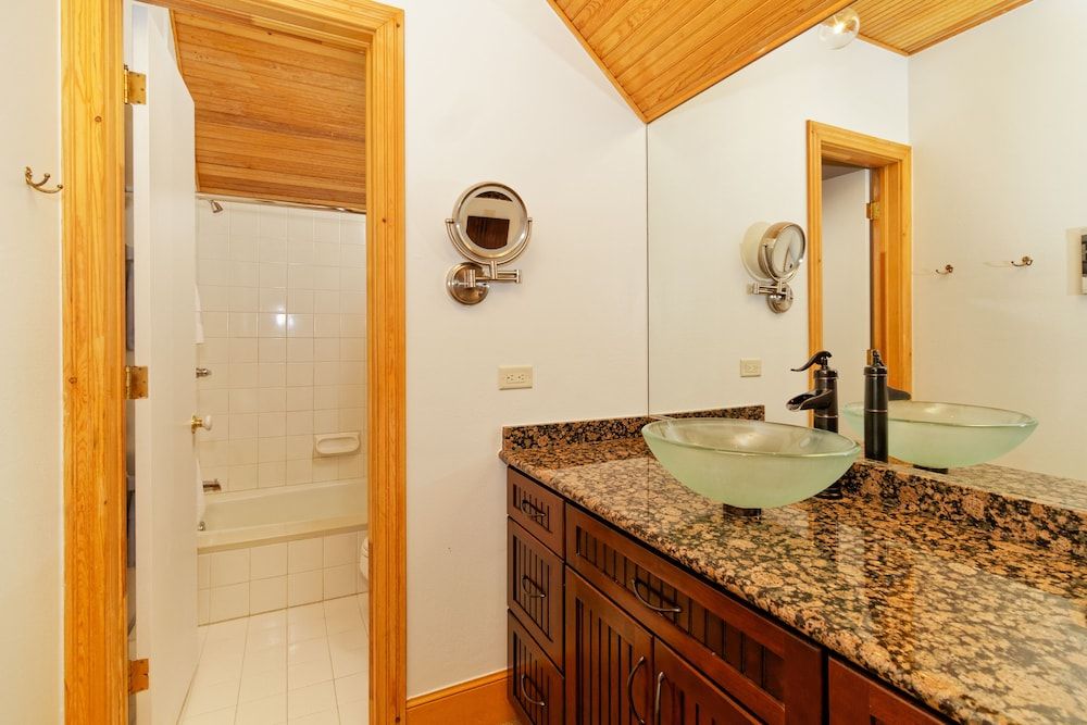 Premier Room, Kitchenette (210)