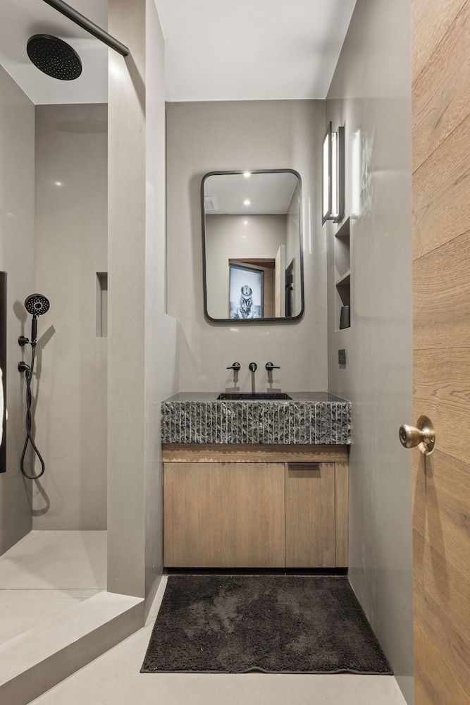 Independence Square Lodge by Frias Deluxe Room, 1 Queen Bed, Mountain View (301) 8