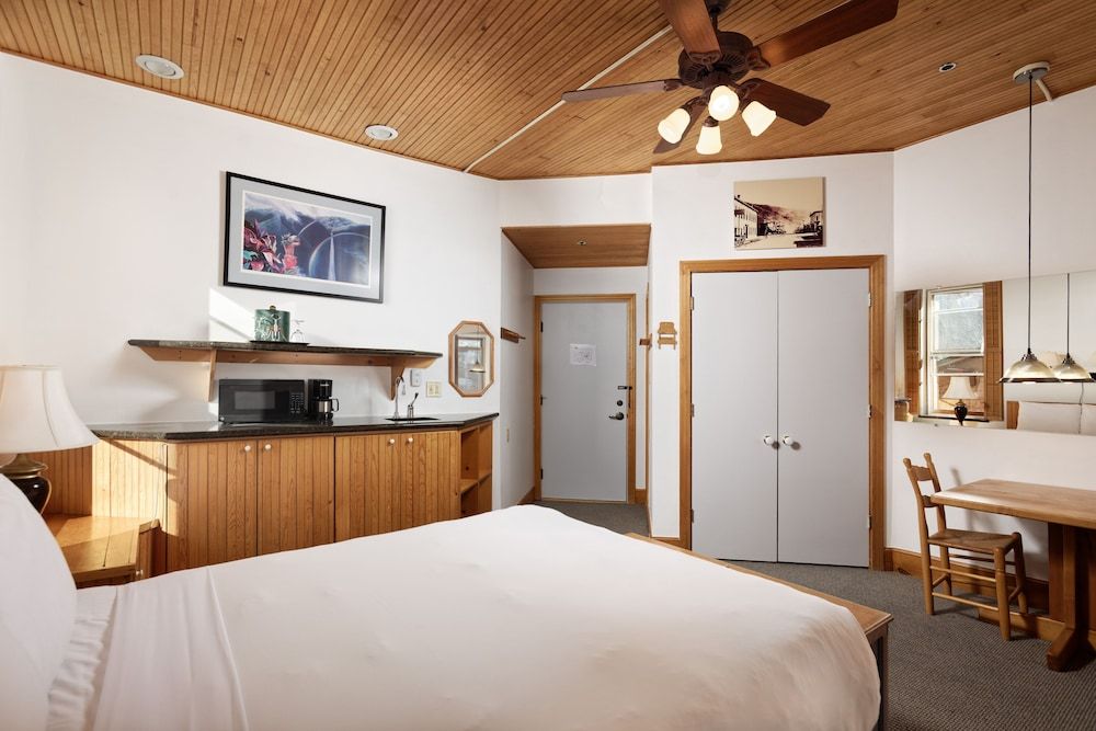Standard Room, Mountain View (311)