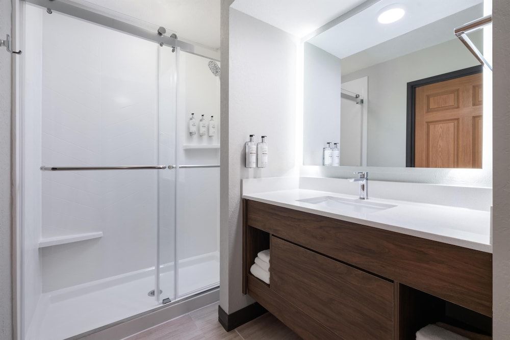 Best Western Premier Bridgewood Resort Hotel Standard Room, 2 Queen Beds, Non Smoking, Refrigerator & Microwave 4