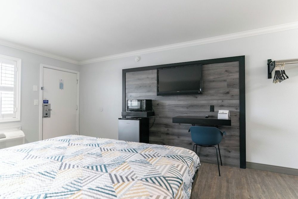 Motel 6 Pico Rivera, CA - Los Angeles Standard Room, 1 King Bed, Non Smoking, Refrigerator & Microwave 2