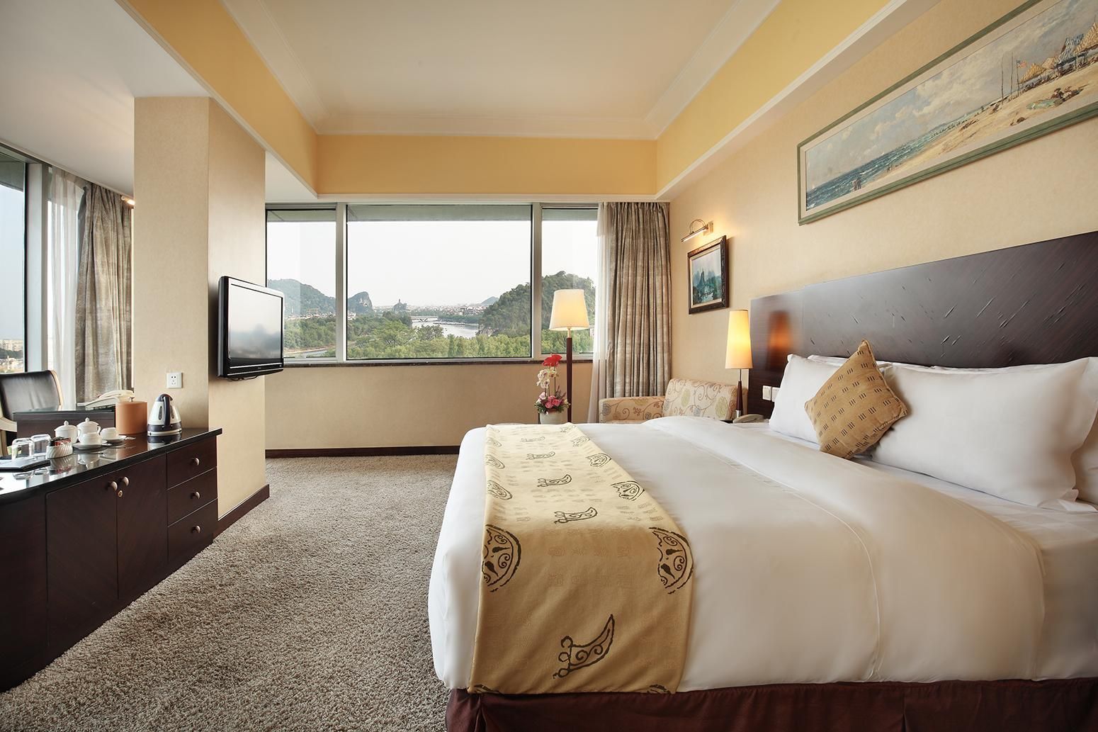 Lake View Deluxe King Bed