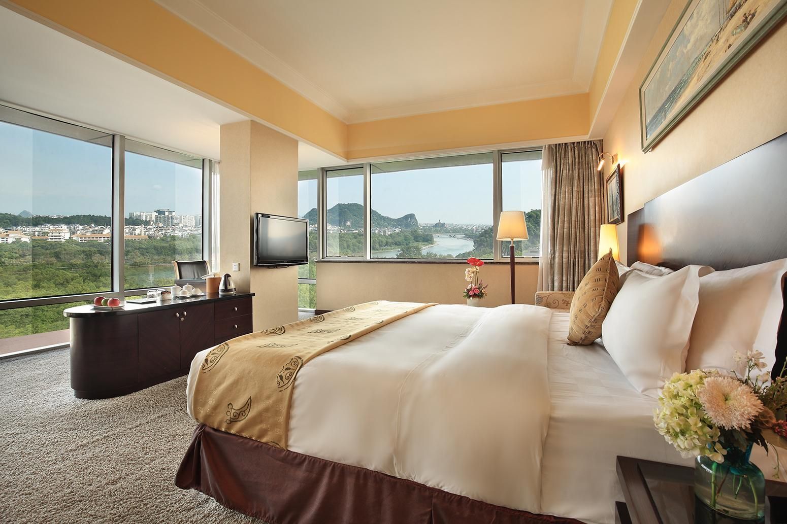 Lake View Deluxe King Bed