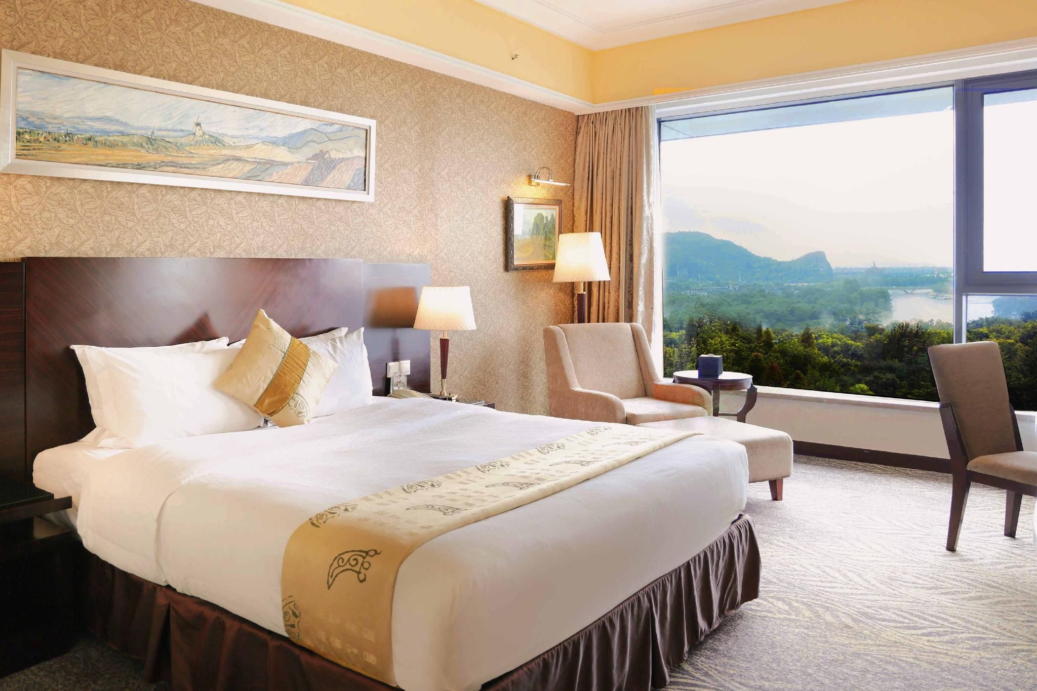 Lake View King Bed