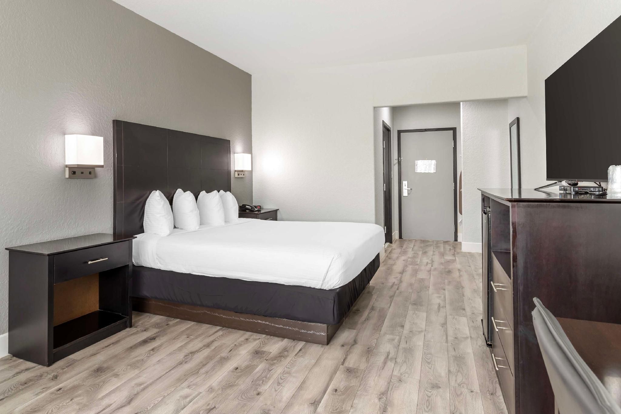 1 King Bed, Nonsmoking