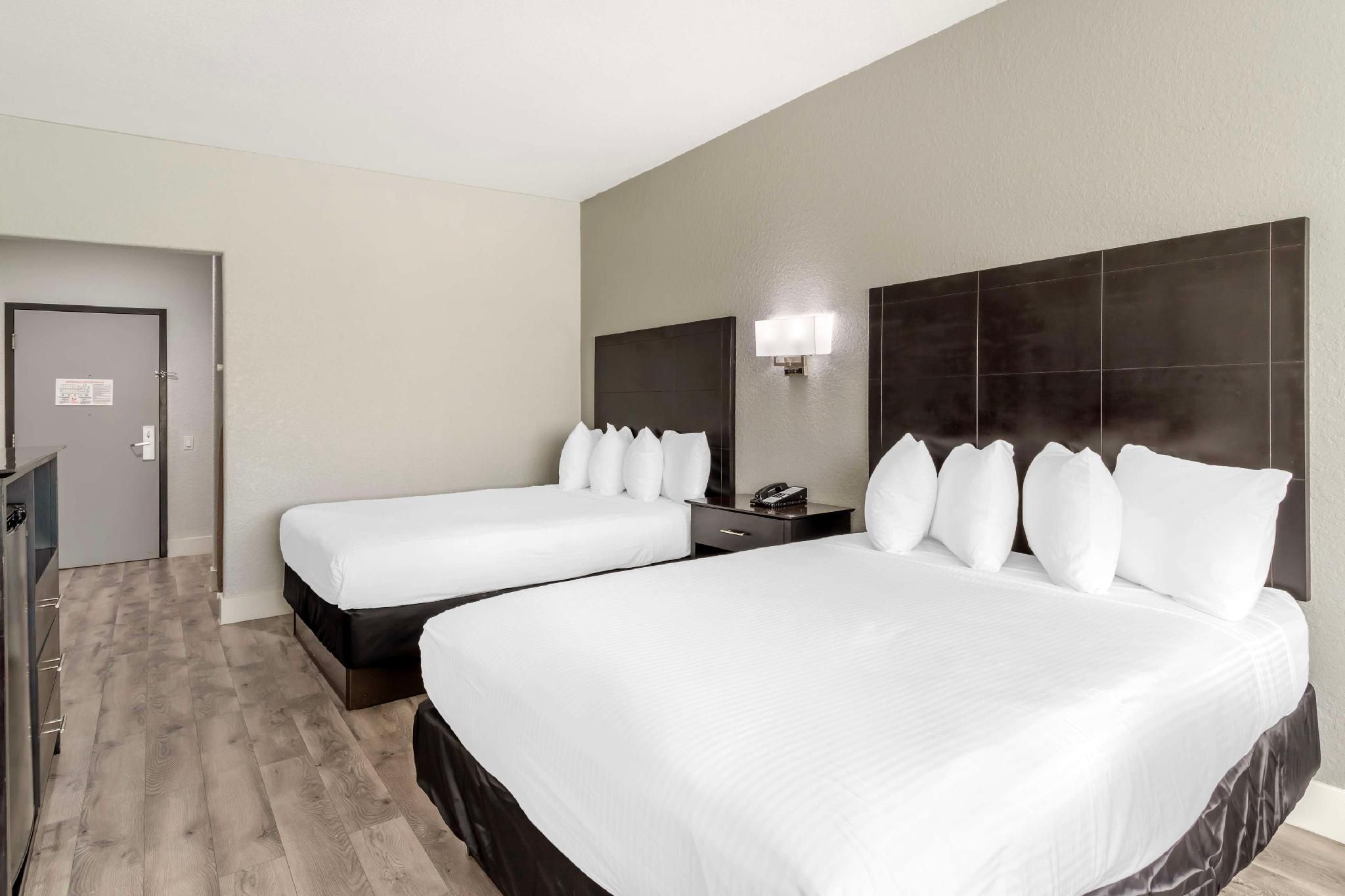 Accessibility - 2 Queen, Bathtub, Nonsmoking