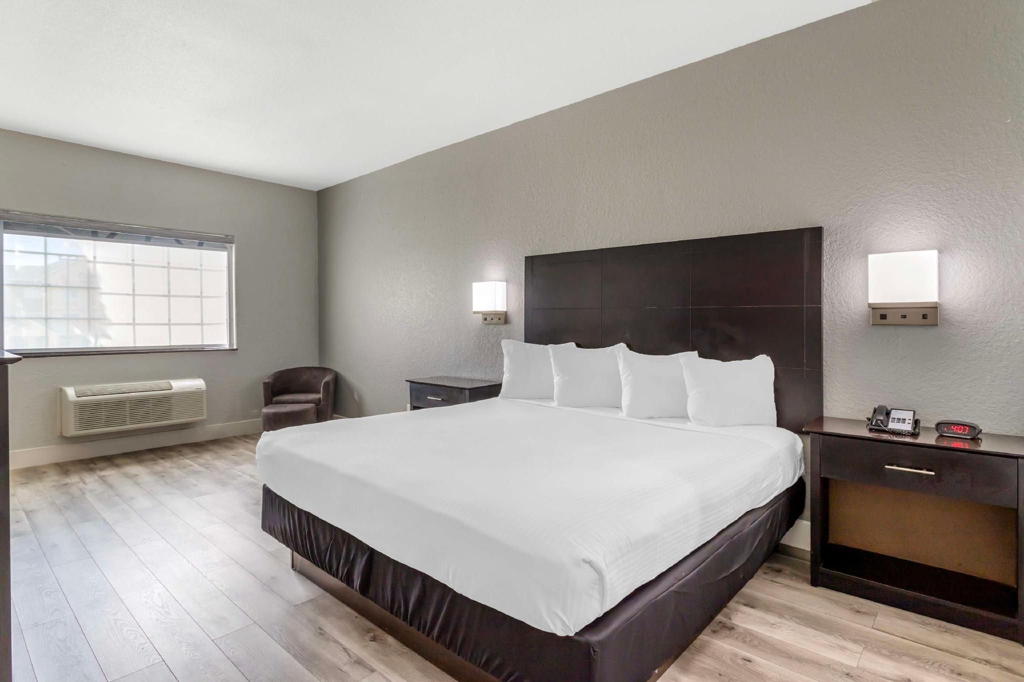 1 King Bed, Nonsmoking
