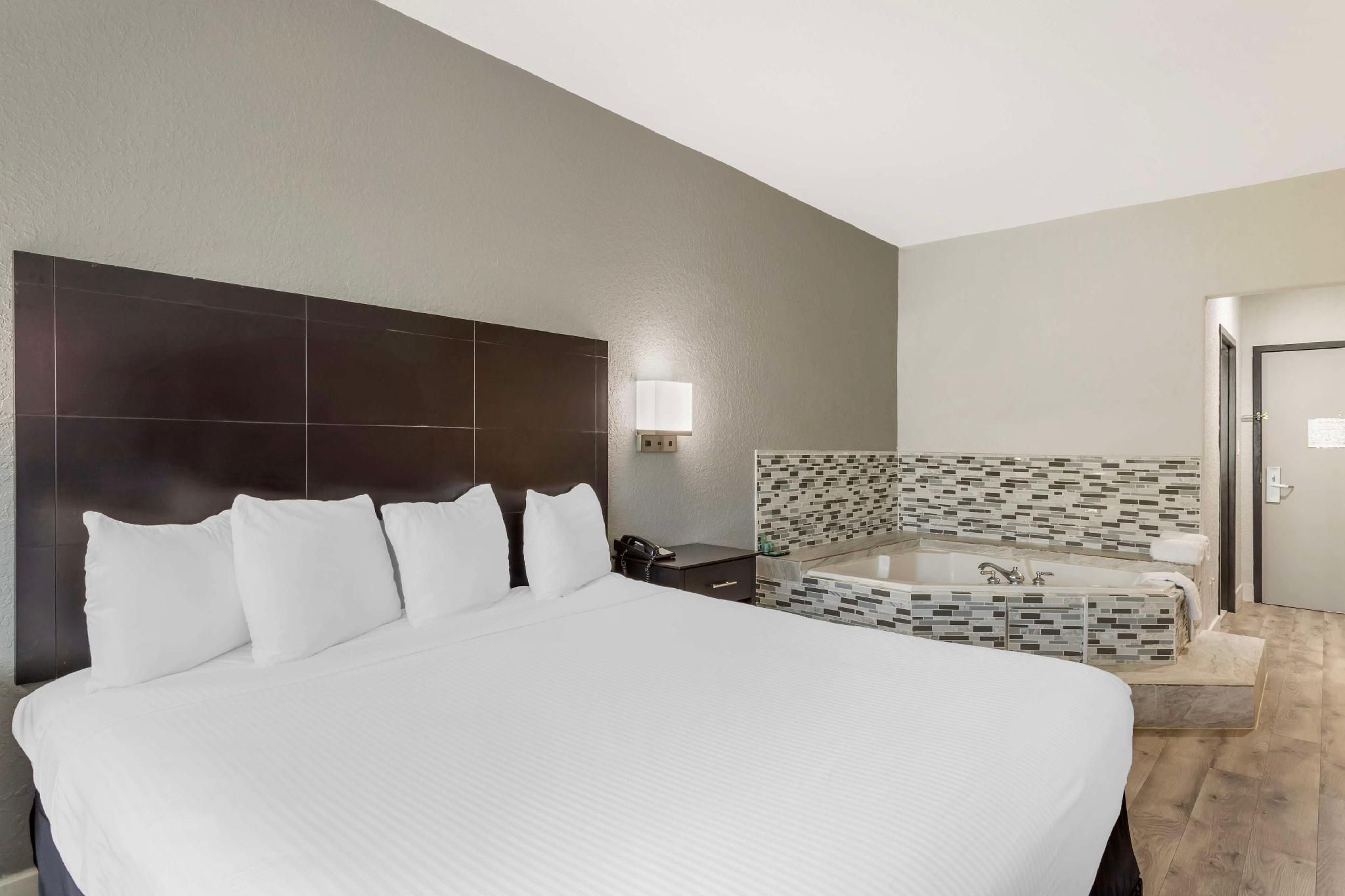 1 King Bed, Nonsmoking, Jacuzzi