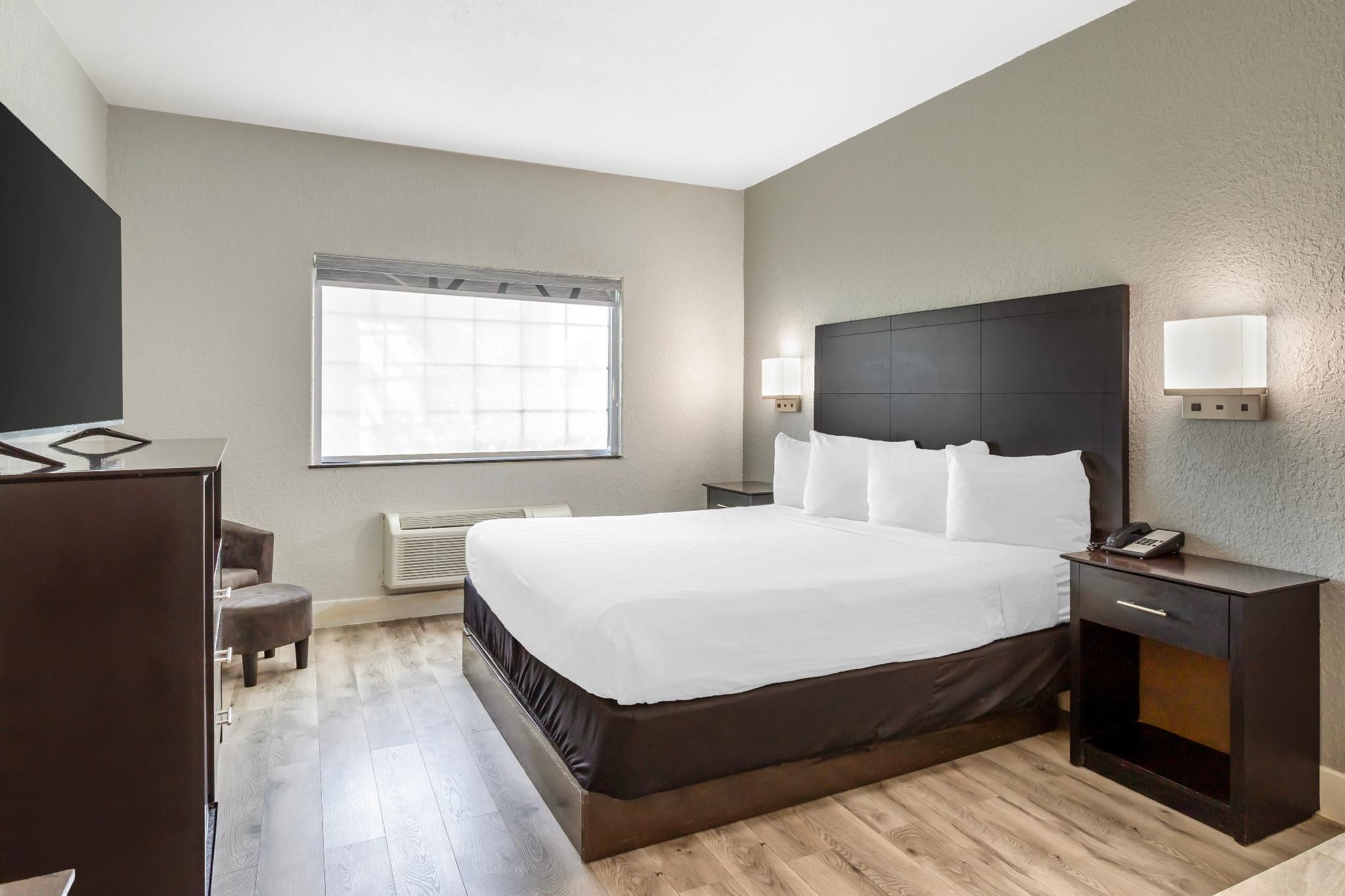 1 King Bed, Nonsmoking, Jacuzzi