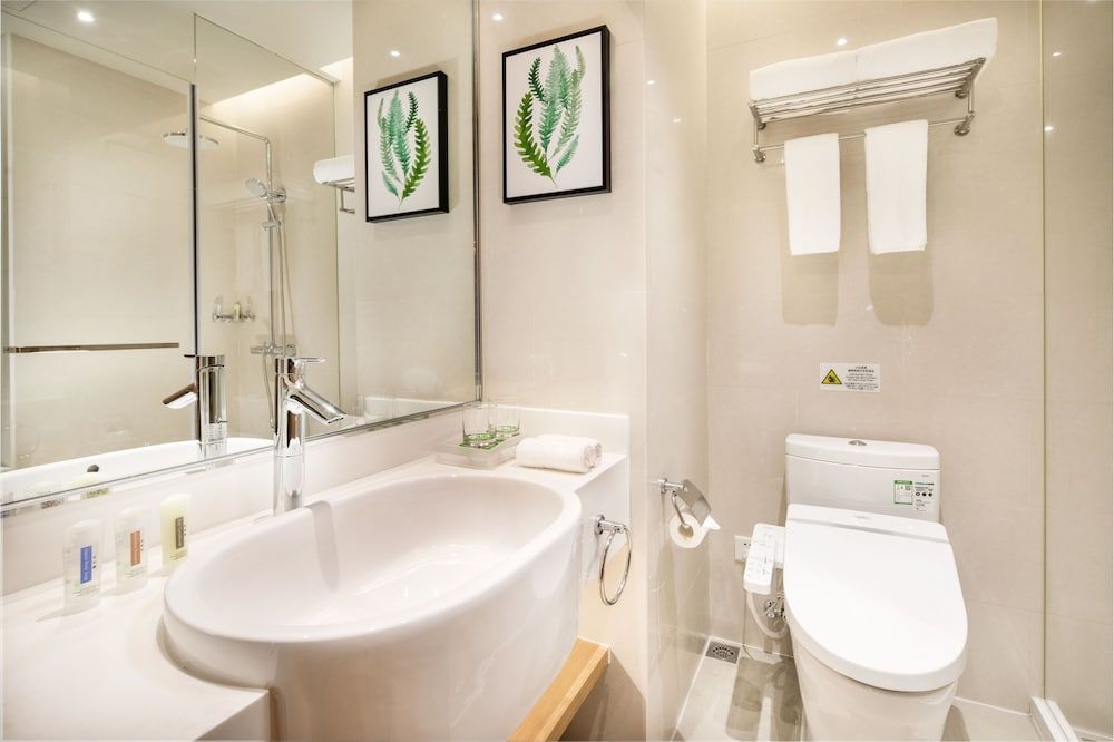 Holiday Inn Shanghai Hongqiao Central by IHG Standard Room 4