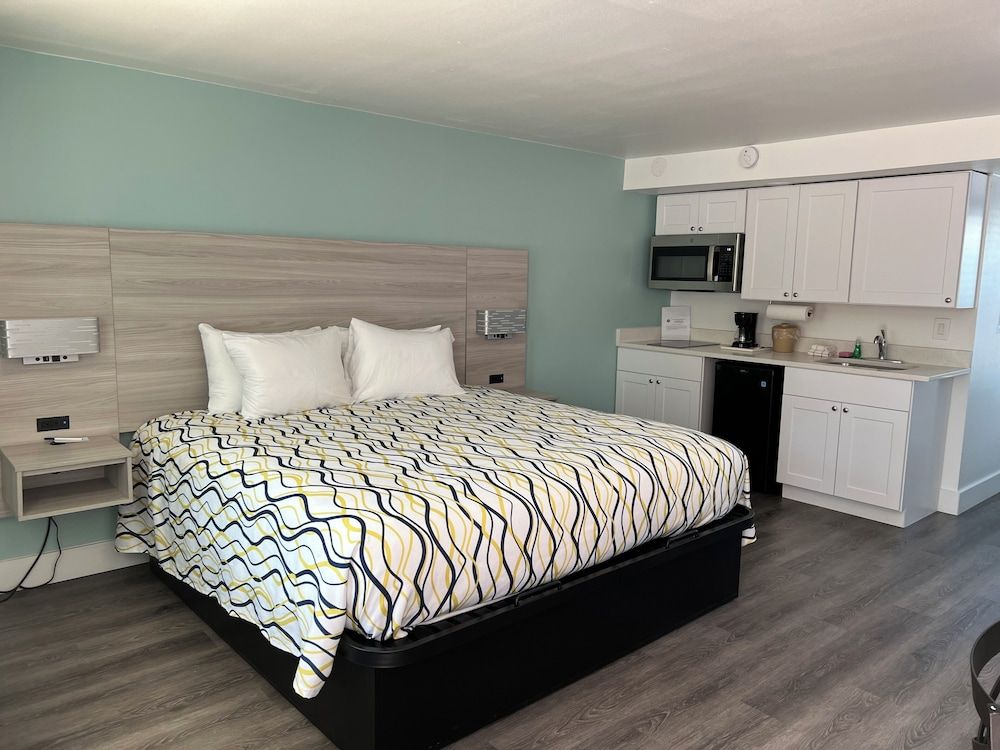 The Bayside Inn & Marina Deluxe Room, 1 King Bed, Kitchenette 3