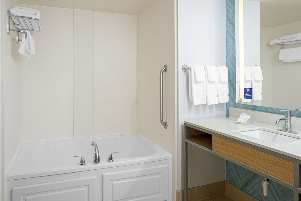 Deluxe Suite, 1 King Bed with Sofa Bed, Whirlpool