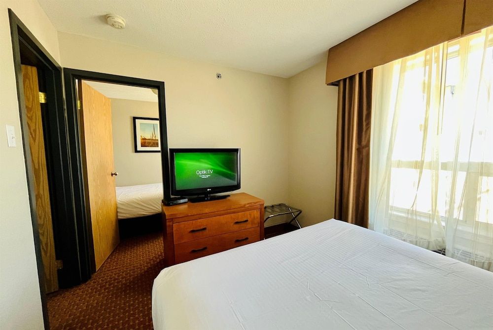 Family Suite, Multiple Beds, Non Smoking (Exterior Access, Parking Spot)