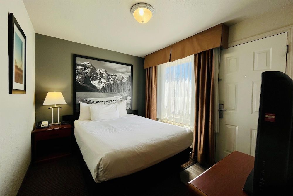 Suite, 1 Queen Bed, Non Smoking, Kitchen (Exterior Access, Parking Spot)