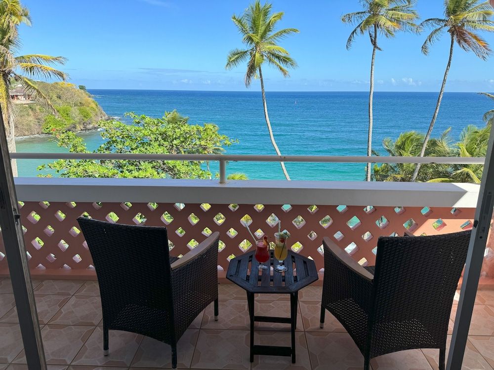 Blue Haven Hotel Deluxe Room, Balcony, Ocean View 3