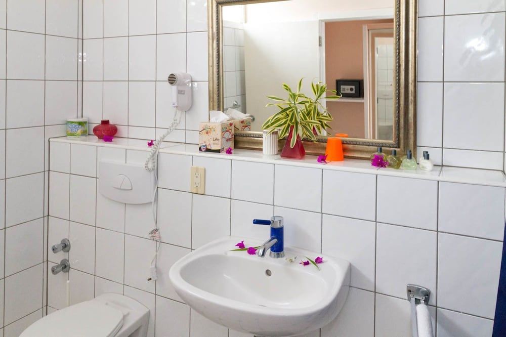 Blue Haven Hotel Superior Room, 1 King Bed, Balcony, Ocean View 4