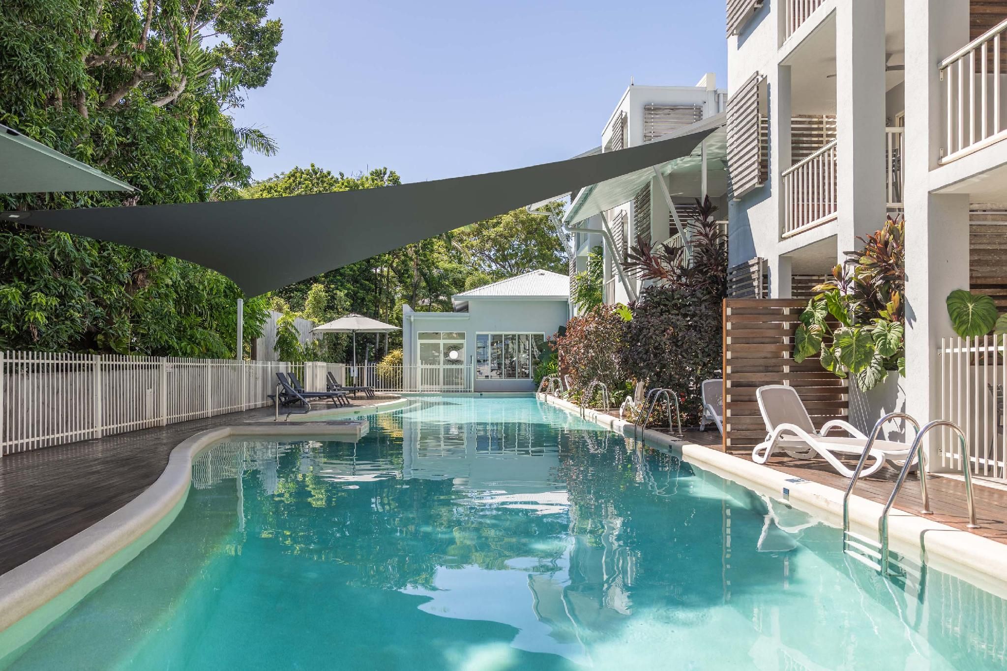 swimming pool [outdoor]