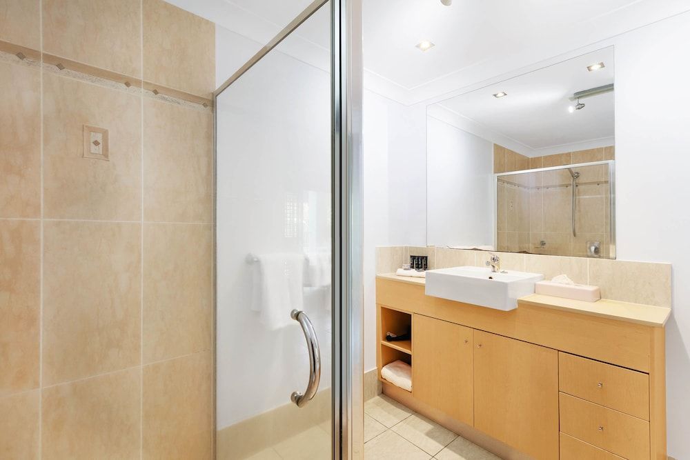 Mantra Aqueous on Port Room (Spa) 7