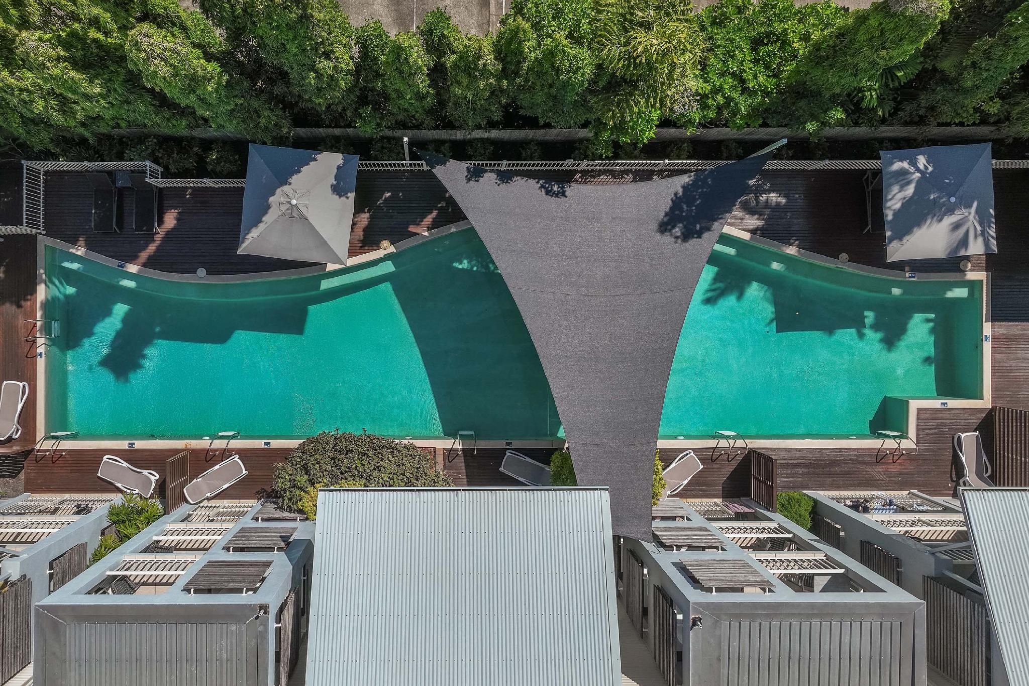 swimming pool [outdoor]