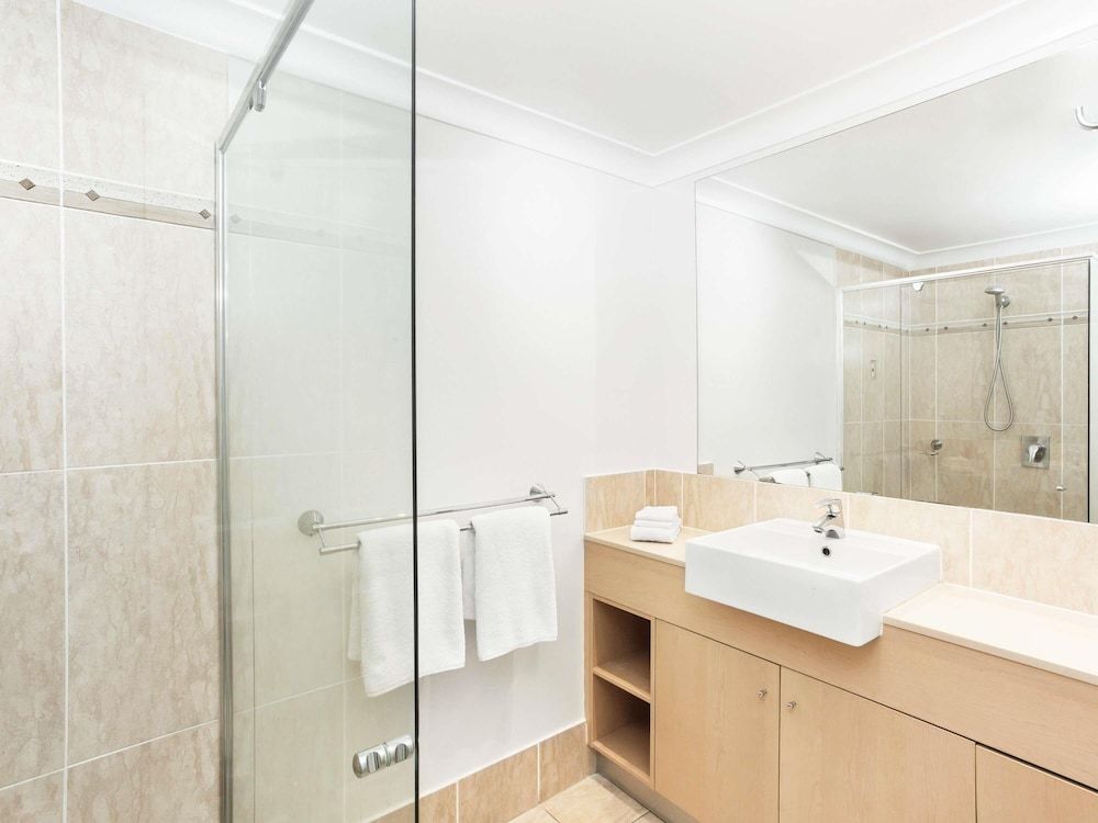 Mantra Aqueous on Port Room (Spa) 8