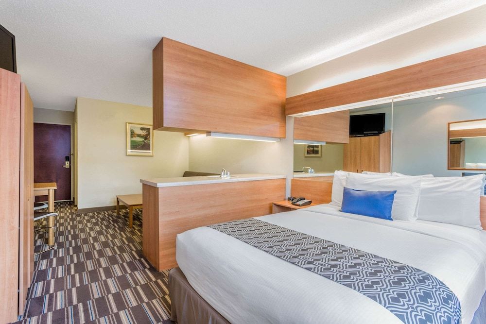 Suite, 1 Queen Bed, Non Smoking, Microwave