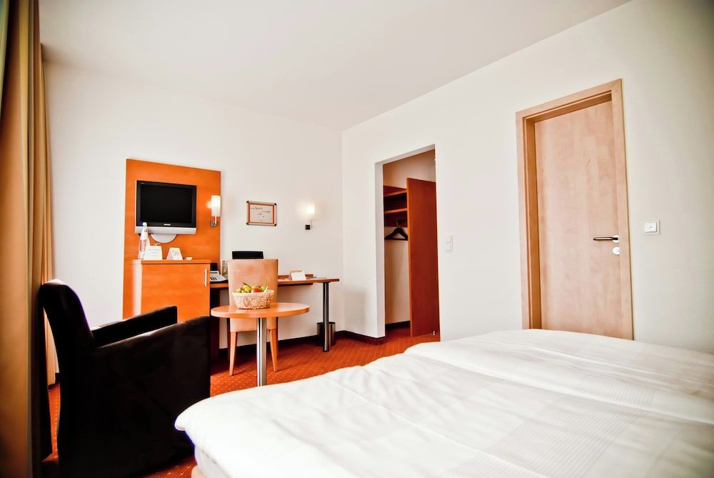ParkHotel Fulda Room for 4, 2 connected rooms, 40 sqm, 2 bathrooms, nonsmoking