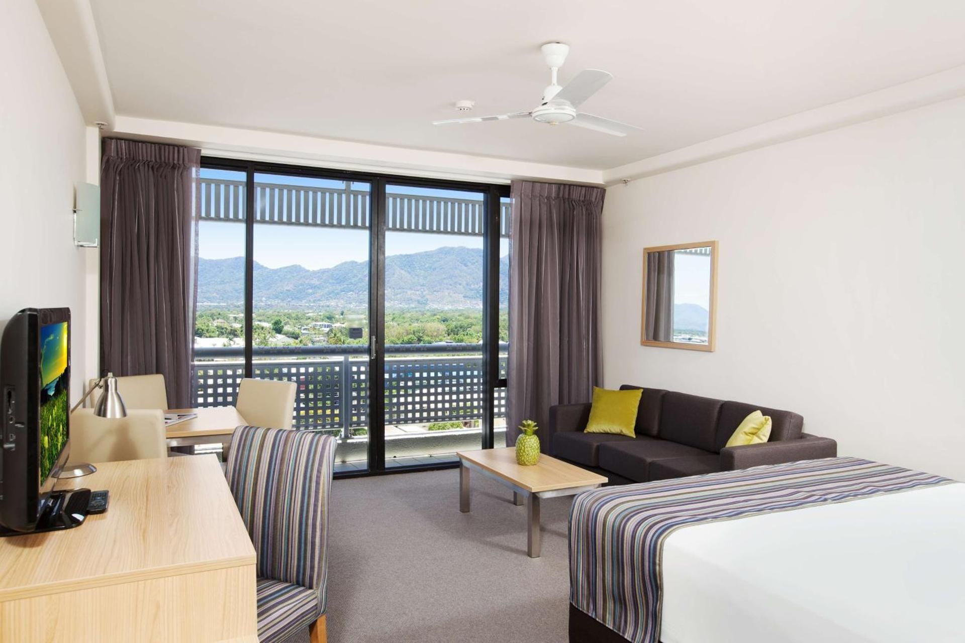 Rydges Esplanade Resort Cairns Standard Room - Queen 2