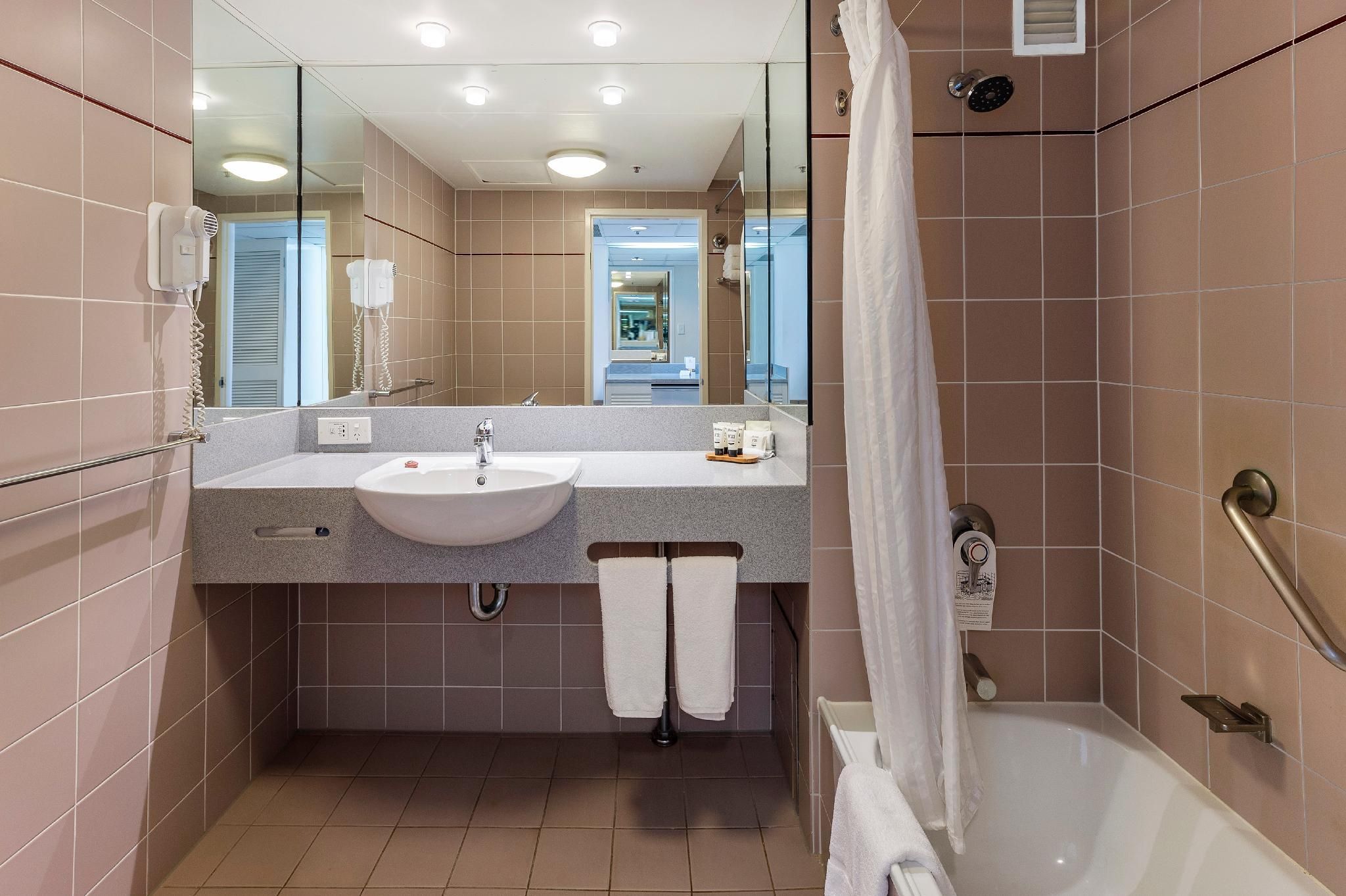 Rydges Esplanade Resort Cairns Executive Room with 2 Twin Beds 3