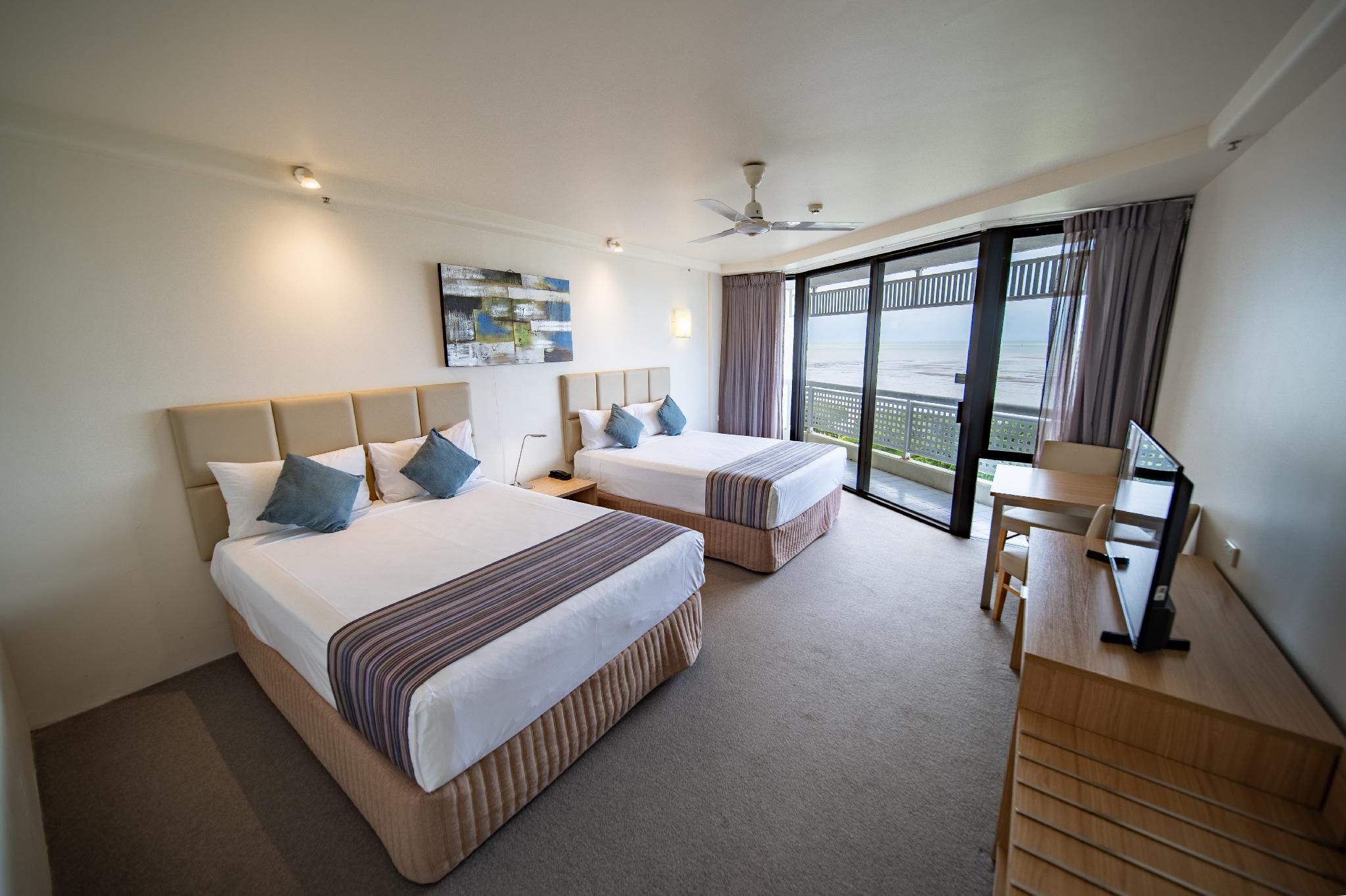 Rydges Esplanade Resort Cairns Executive Room with 2 Twin Beds 2