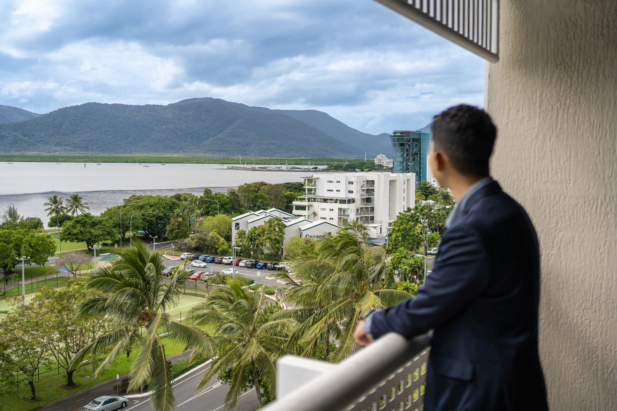 Rydges Esplanade Resort Cairns Executive Room 1 Queen Bed 2