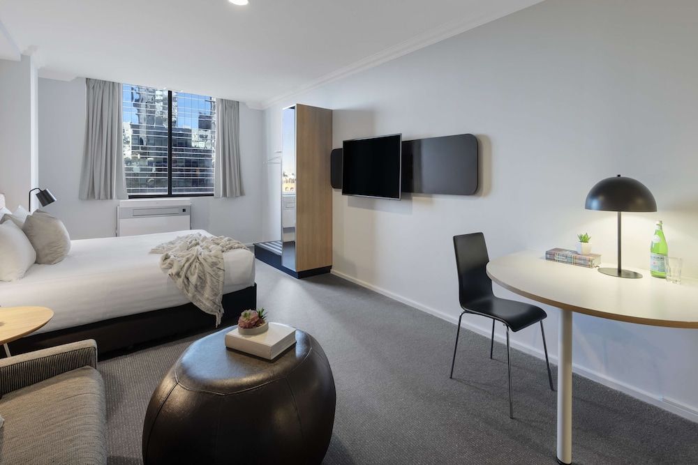 Oaks Perth Hotel Studio, City View 4