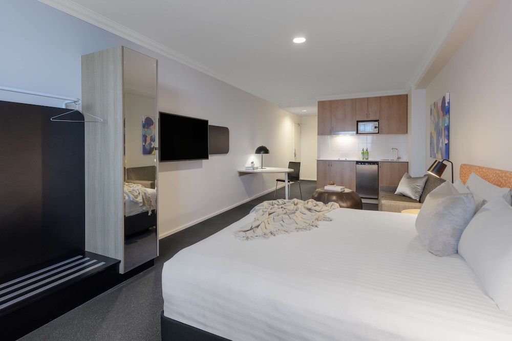 Oaks Perth Hotel Studio, City View 2