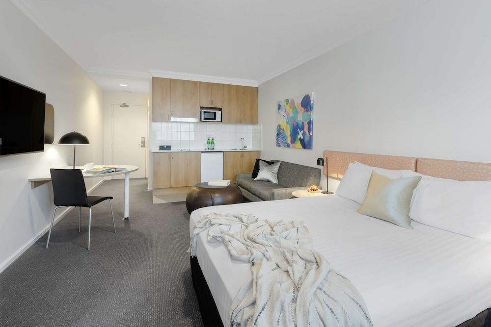 Oaks Perth Hotel Studio 2