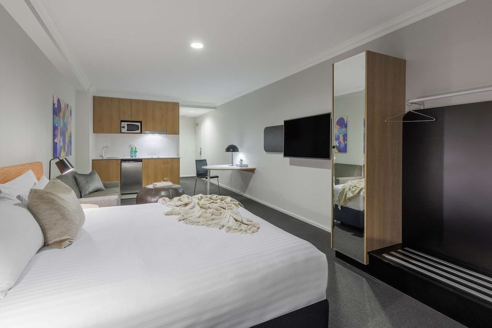 Oaks Perth Hotel Studio, City View